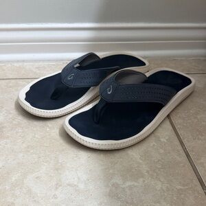 OluKai Men's Charcoal and Off-White Flip Flops